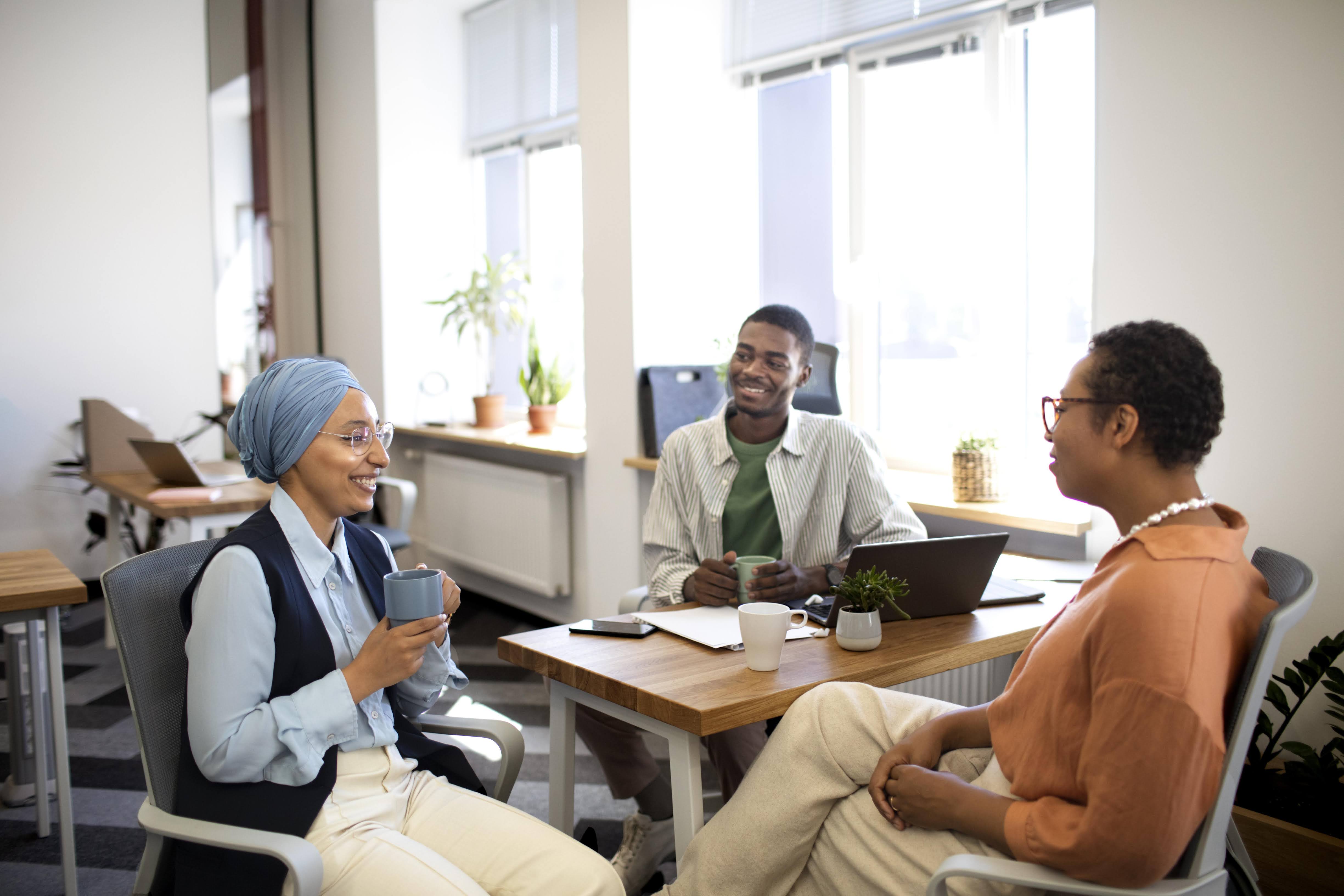 Thérapeute écoutant patiemment